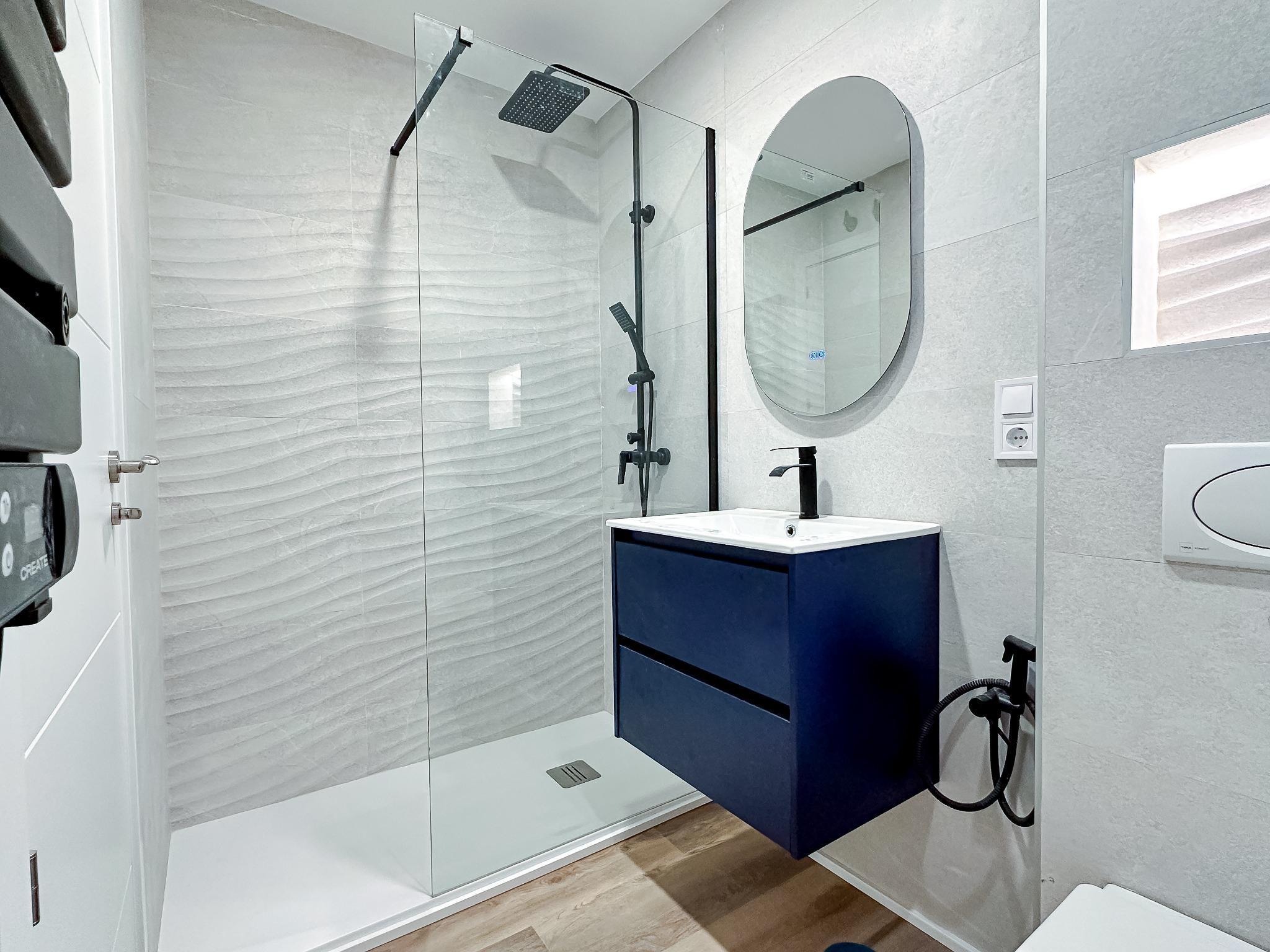 Baño contemporáneo con mueble azul
