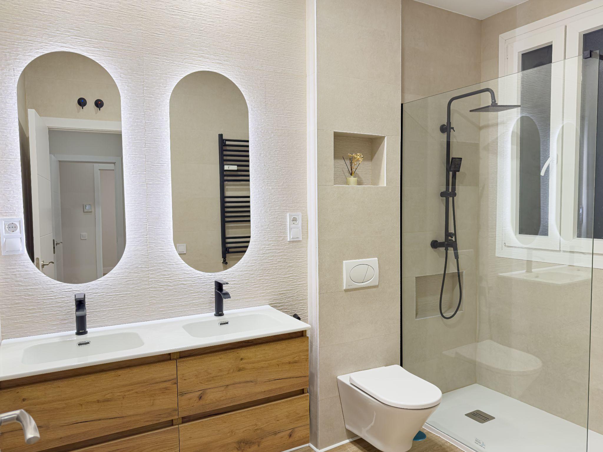Baño luminoso con soluciones a medida